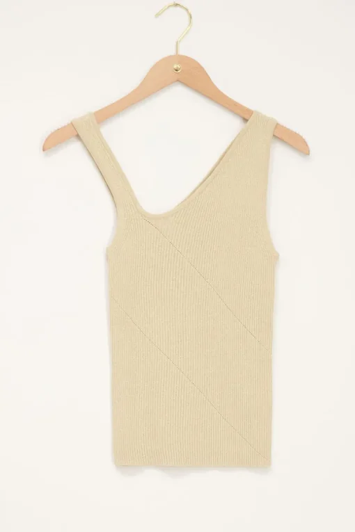 Beige Asymmetrische Top Met Rib Structuur