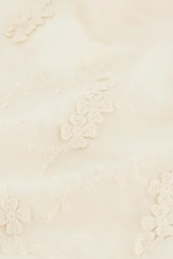 Beige Embroidery Top Met Open Rug