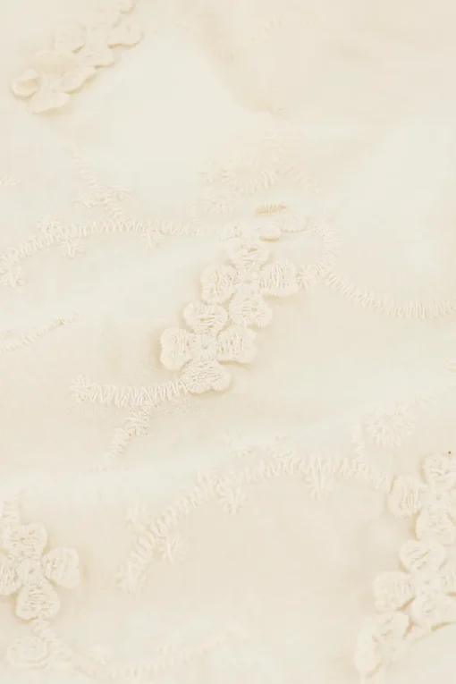 Beige Embroidery Top Met Open Rug