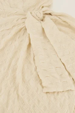 Beige Jurk Met Overslag En Structuur
