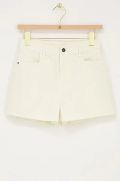 Beige Kort Broekje Met Gerafelde Pijpjes
