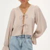 Beige Shiny Top Met Strikjes & Ruffle Mouwtjes