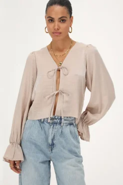 Beige Shiny Top Met Strikjes & Ruffle Mouwtjes