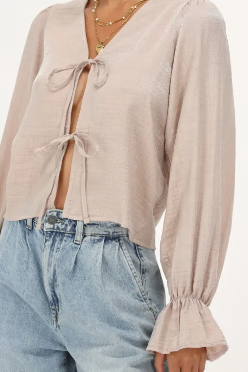 Beige Shiny Top Met Strikjes & Ruffle Mouwtjes