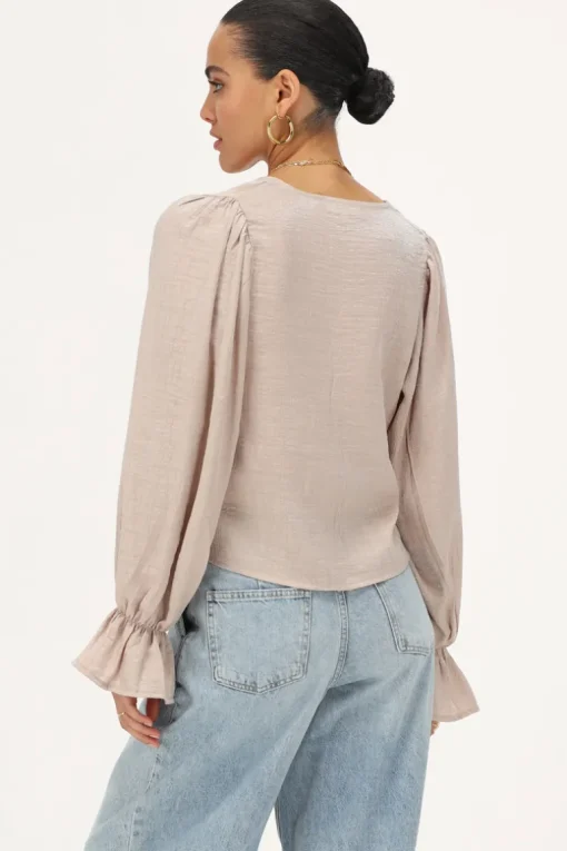 Beige Shiny Top Met Strikjes & Ruffle Mouwtjes