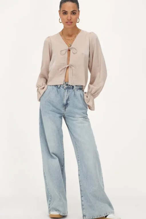 Beige Shiny Top Met Strikjes & Ruffle Mouwtjes