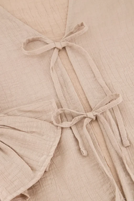 Beige Shiny Top Met Strikjes & Ruffle Mouwtjes