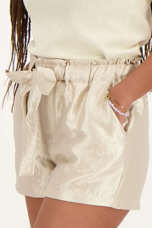 Beige Short Satijnen Look Met Strikdetail