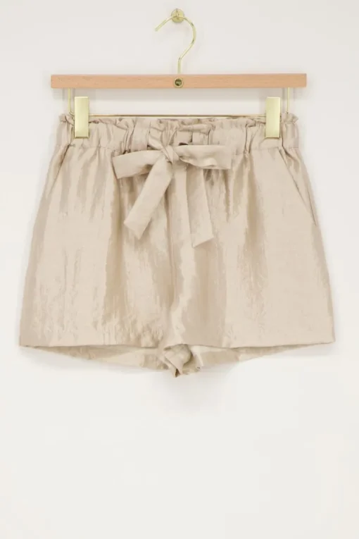Beige Short Satijnen Look Met Strikdetail