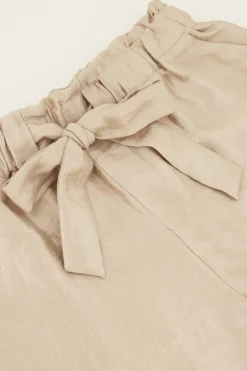 Beige Short Satijnen Look Met Strikdetail