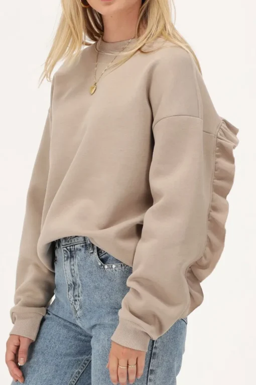 Beige Sweater Met Ruffle En Patch
