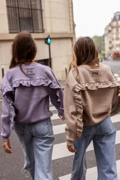 Beige Sweater Met Ruffle En Patch