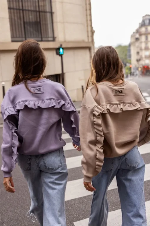 Beige Sweater Met Ruffle En Patch