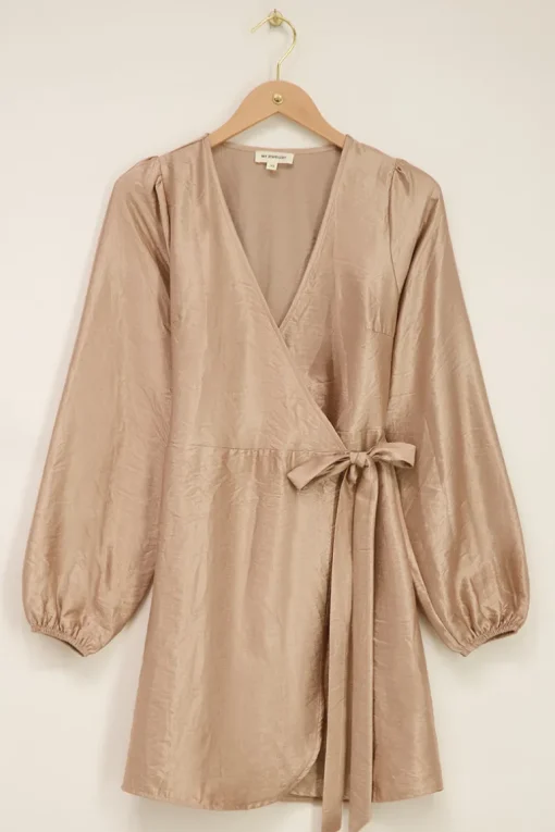 Beige Wikkeljurk Metallic Look