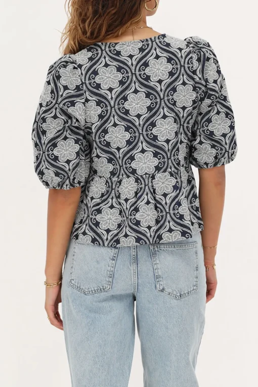Blauw Chambray Top Met Bloemen Embroidery