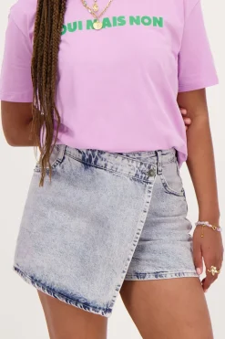 Blauwe Denim Skort Met Overslag En Roze Gloed