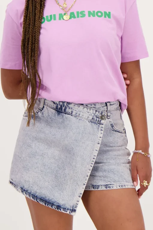 Blauwe Denim Skort Met Overslag En Roze Gloed