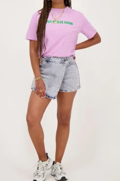Blauwe Denim Skort Met Overslag En Roze Gloed