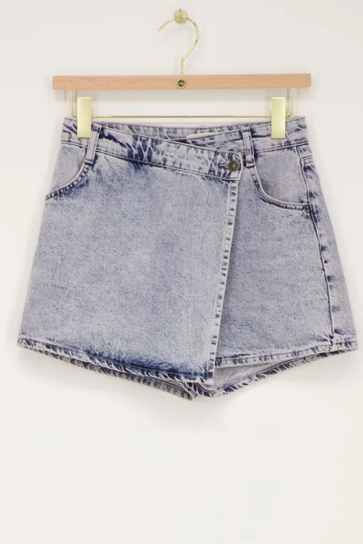 Blauwe Denim Skort Met Overslag En Roze Gloed