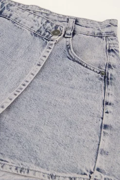 Blauwe Denim Skort Met Overslag En Roze Gloed
