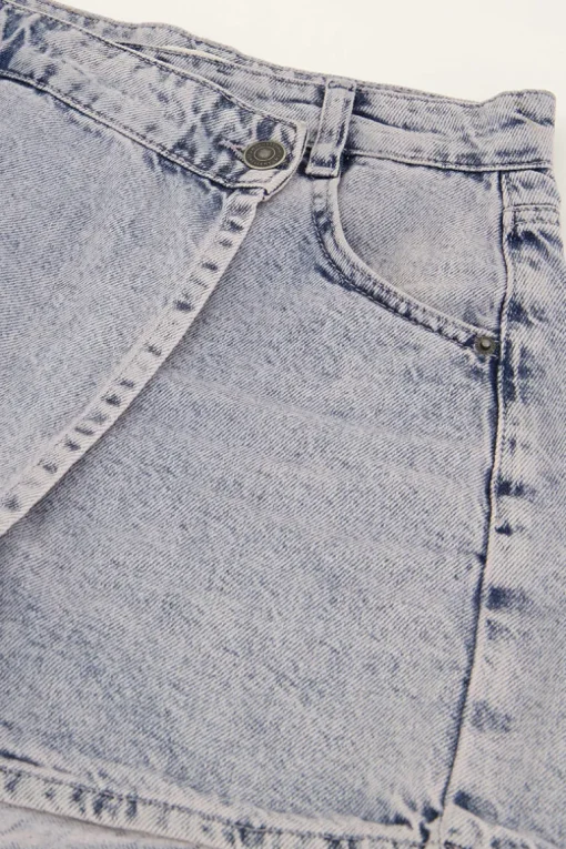 Blauwe Denim Skort Met Overslag En Roze Gloed