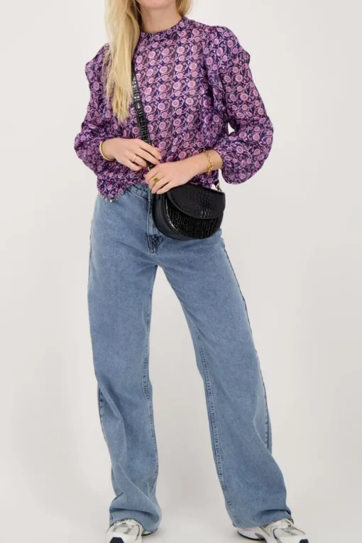 Blauwe Top Met Ruffles En Roze Bloemenprint