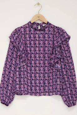 Blauwe Top Met Ruffles En Roze Bloemenprint