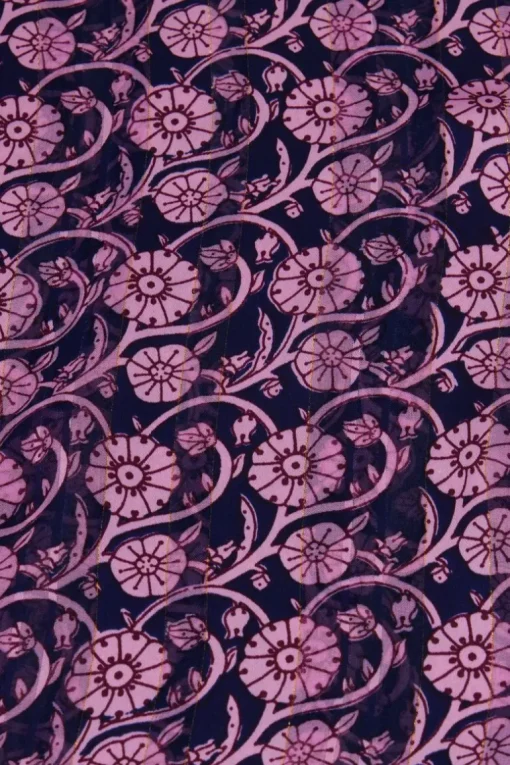 Blauwe Top Met Ruffles En Roze Bloemenprint