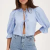 Blauwe Top Met Strikjes En Ruffle Kraag