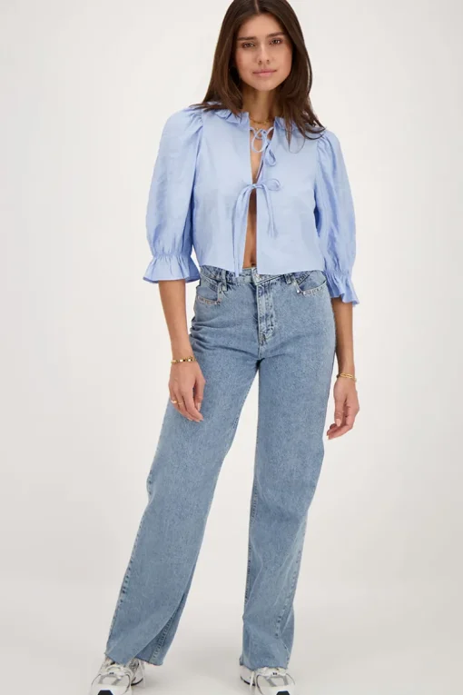Blauwe Top Met Strikjes En Ruffle Kraag