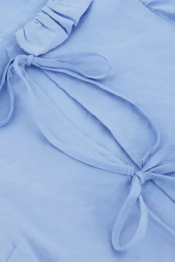Blauwe Top Met Strikjes En Ruffle Kraag