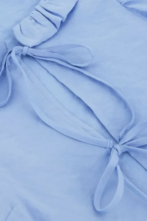 Blauwe Top Met Strikjes En Ruffle Kraag
