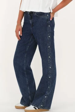 Donkerblauwe Jeans Met Studs Aan De Zijkant