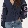 Donkerblauwe Mousseline Blouse Met Embroidery En Strikjes