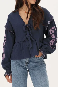 Donkerblauwe Mousseline Blouse Met Embroidery En Strikjes