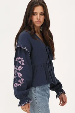 Donkerblauwe Mousseline Blouse Met Embroidery En Strikjes