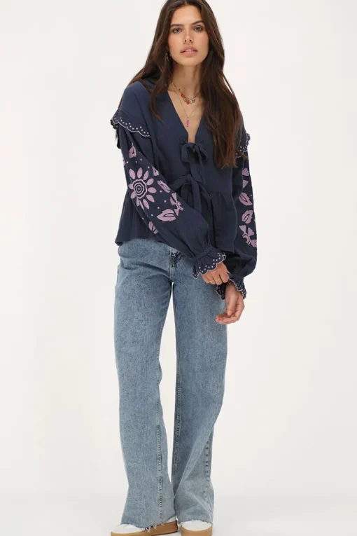 Donkerblauwe Mousseline Blouse Met Embroidery En Strikjes