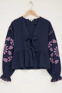 Donkerblauwe Mousseline Blouse Met Embroidery En Strikjes