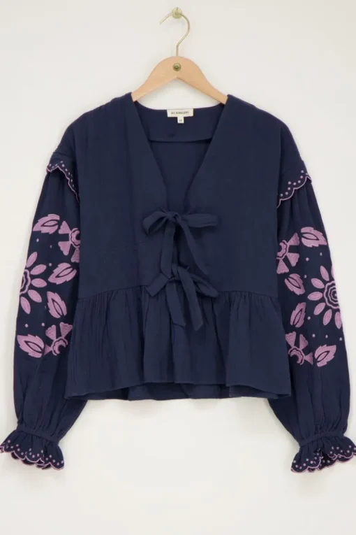 Donkerblauwe Mousseline Blouse Met Embroidery En Strikjes