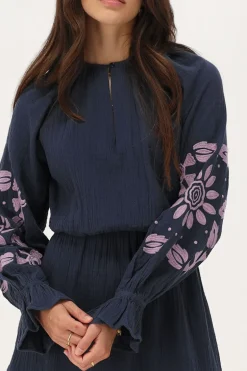 Donkerblauwe Mousseline Jurk Met Lila Embroidery