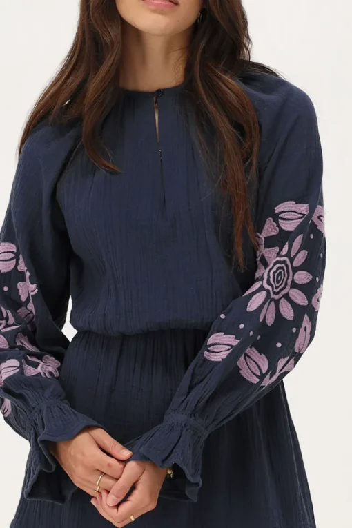 Donkerblauwe Mousseline Jurk Met Lila Embroidery