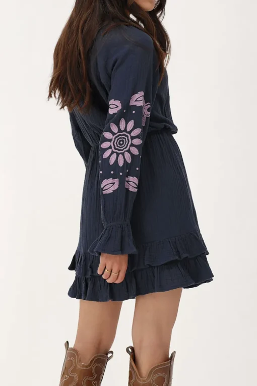 Donkerblauwe Mousseline Jurk Met Lila Embroidery
