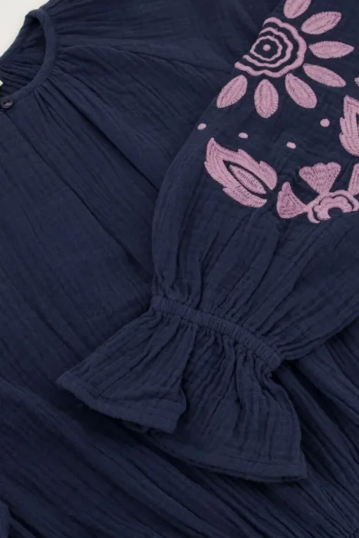 Donkerblauwe Mousseline Jurk Met Lila Embroidery