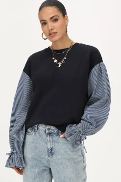 Donkerblauwe Sweater Met Gestreepte Mouwen