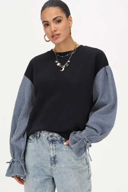 Donkerblauwe Sweater Met Gestreepte Mouwen