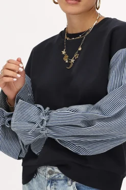 Donkerblauwe Sweater Met Gestreepte Mouwen