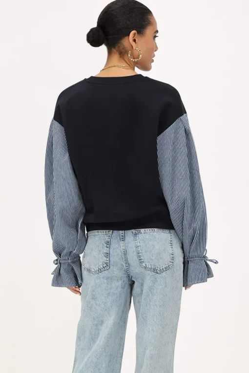 Donkerblauwe Sweater Met Gestreepte Mouwen