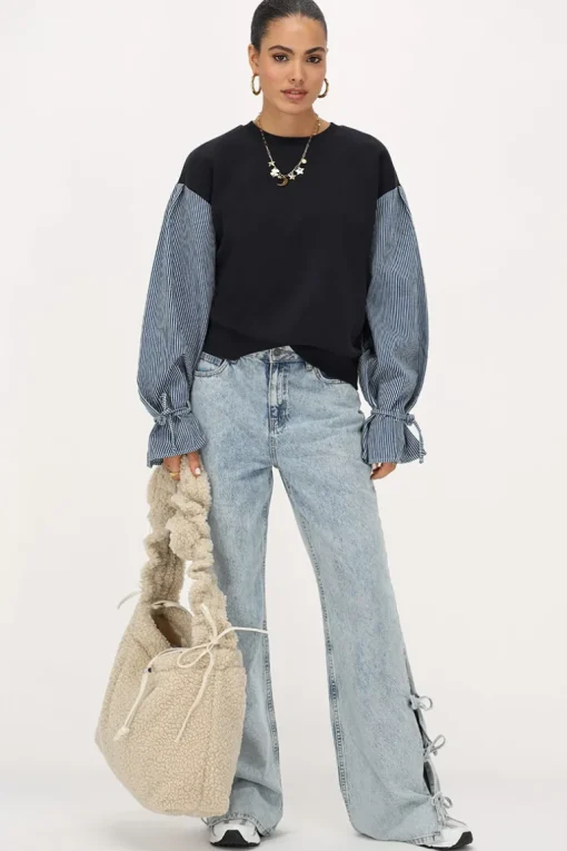 Donkerblauwe Sweater Met Gestreepte Mouwen