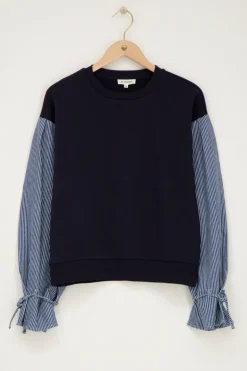 Donkerblauwe Sweater Met Gestreepte Mouwen