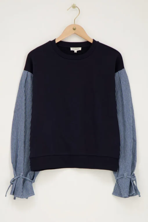 Donkerblauwe Sweater Met Gestreepte Mouwen